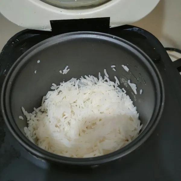 Setelah nasi basmati matang, angin-anginkan hingga dingin.