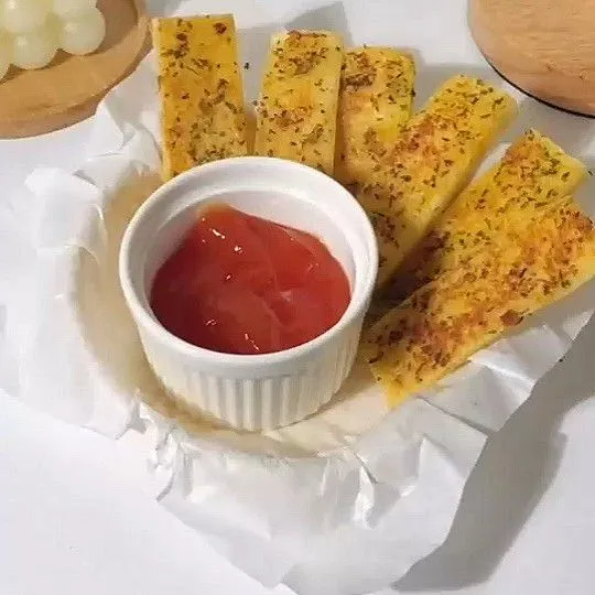 Hidangkan dengan saos sambal.