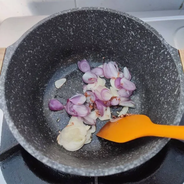 Panaskan minyak, tumis bawang merah, bawang putih dan pala serut hingga harum.