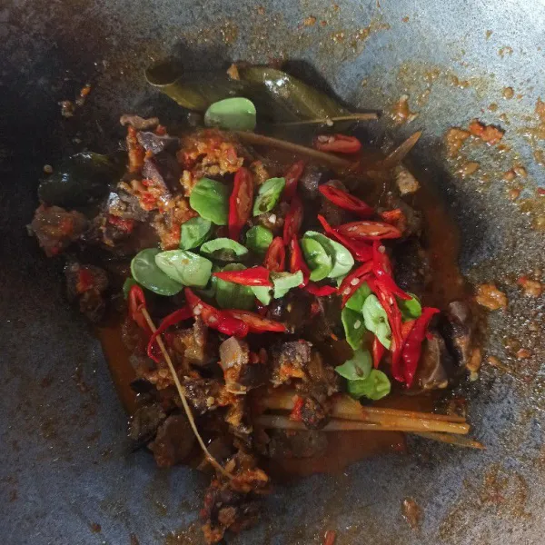 Terakhir masukkan Pete dan irisan cabe merah besar .