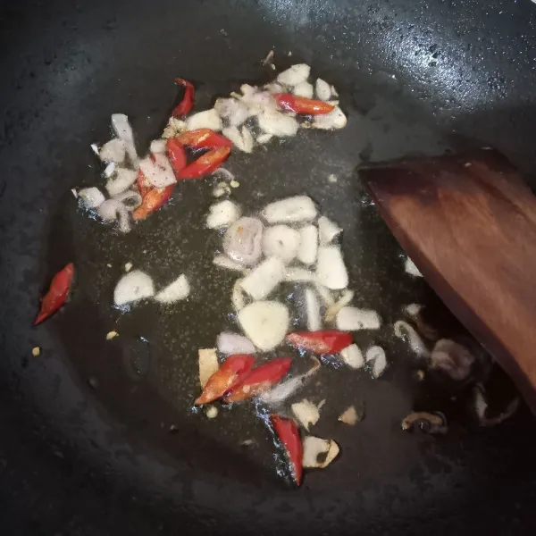 Tumis bumbu sampai harum.