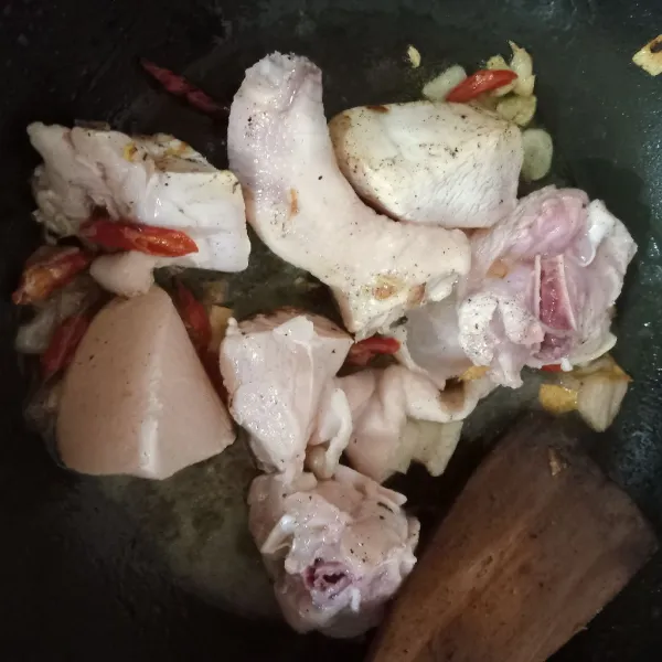 Masukkan ayam, oseng sampai berubah warna.