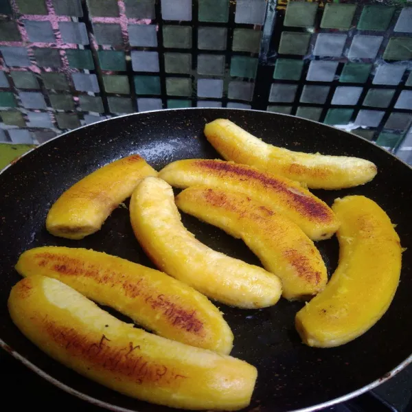 Panaskan teflon, beri 1 sdm mentega, setelah meleleh, panggang pisang raja hingga matang. Potong sesuai selera.