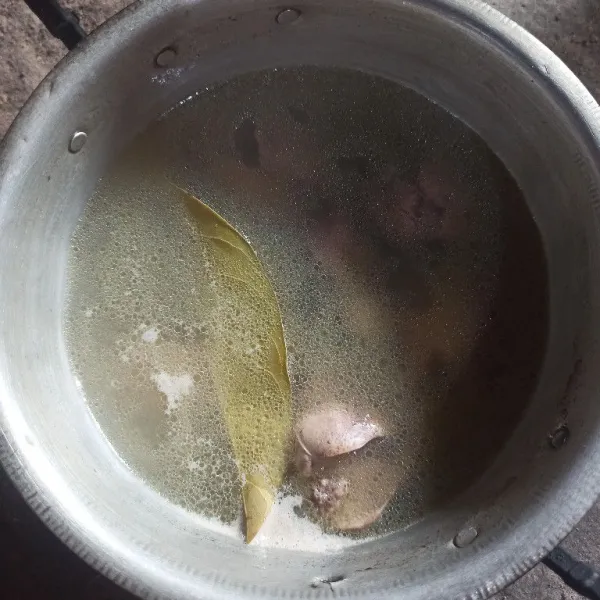 Rebus atiampela dengan daun salam dan jahe.