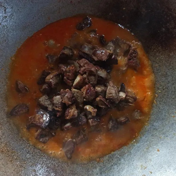 Tambahkan air sedikit, gula pasir, garam, kaldu jamur, dan atiampela.