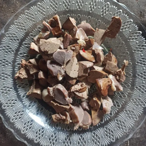 Potong-potong dadu atiampela.