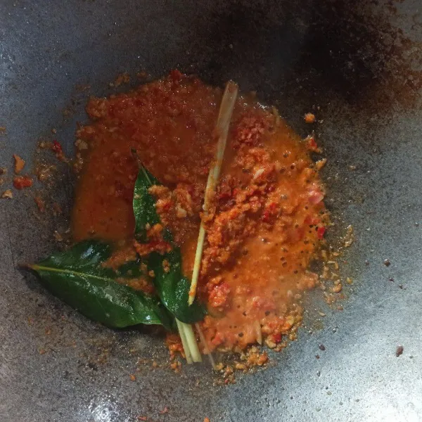 Masukkan daun salam dan serai.