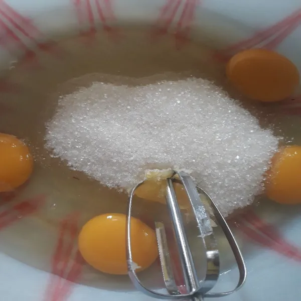 Kocok telur, gula dan SP dengan mixer.
