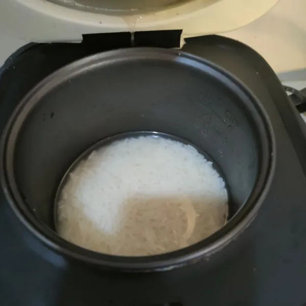 Tiriskan beras basmati, kemudian masak di rice cooker dengan 80 ml air.