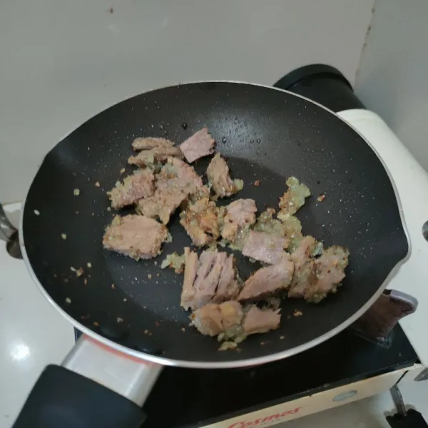 Masukkan daging rebus yang sudah diiris tipis.