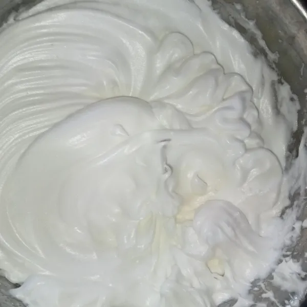 Mixer putih telur, garam dan air jeruk nipis hingga berbusa kemudian masukkan gula bertahap sambil terus dimixer sampai adonan soft peak.