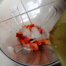 Masukkan wortel dan gula pasir dalam blender lalu tuang air.