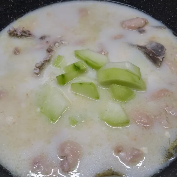 Masukkan manisah, tutup pan. Masak sampai sayur matang.