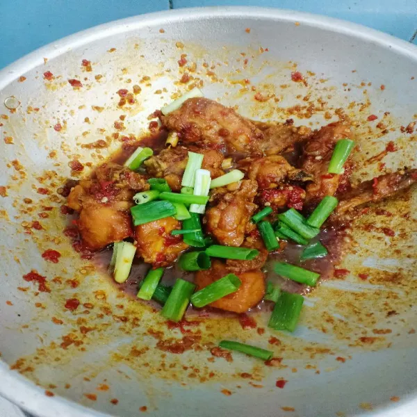 Masukkan daun bawang