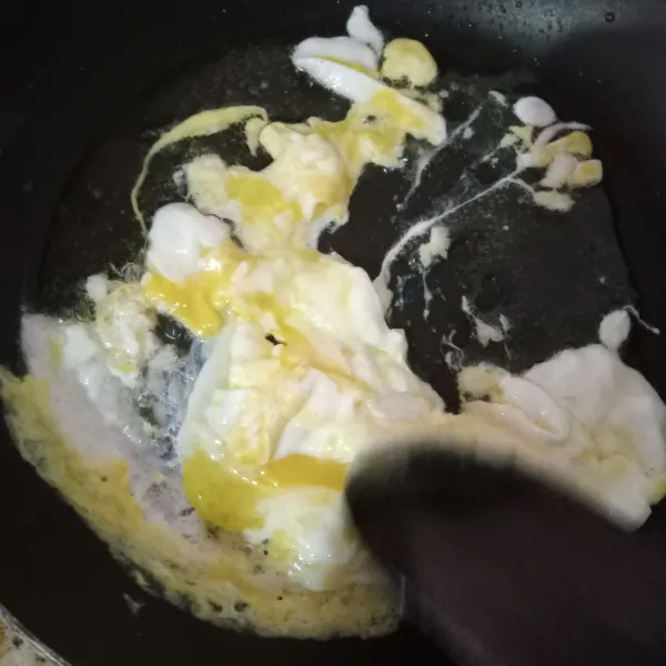 Goreng telur orak arik.