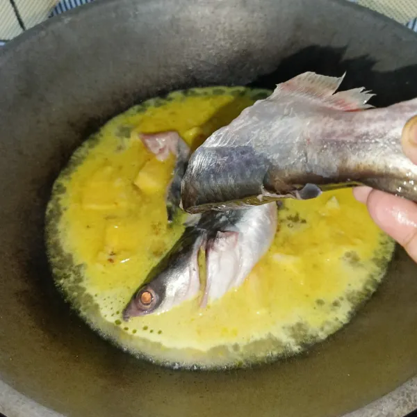 Setelah mendidih masukkan ikan patin dan masak dengan api sedang.