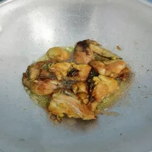 Goreng ayam hingga matang