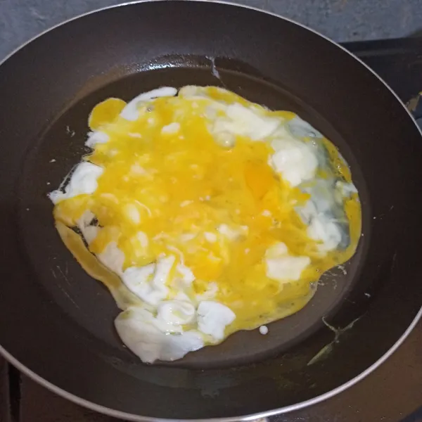 Masukkan telur ke minyak panas, kemudian orak-arik.