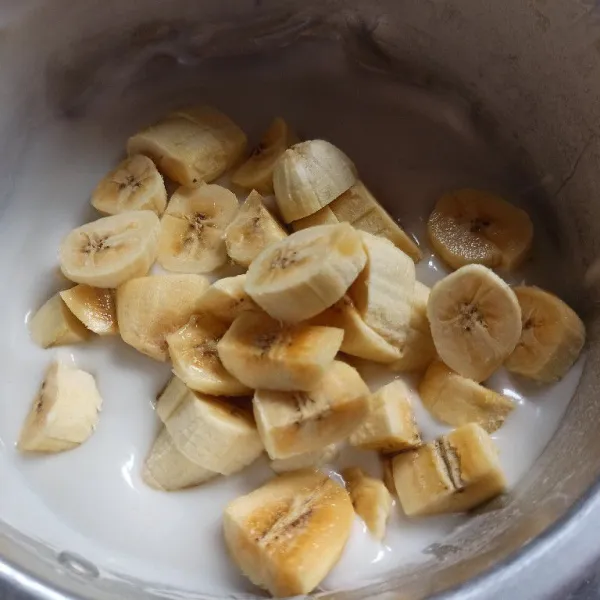 Sisa adonan dicampur dengan pisang, aduk hingga tercampur rata.