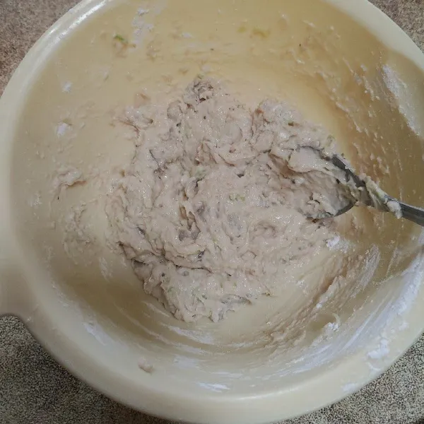 Terakhir masukkan tepung tapioka, aduk sampai merata.