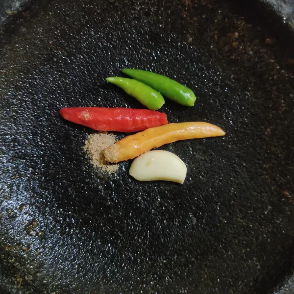 Ulek cabe rawit, bawang putih dan kaldu bubuk.