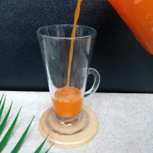 Siapkan gelas dan tuang jus dalam gelas lalu sajikan.