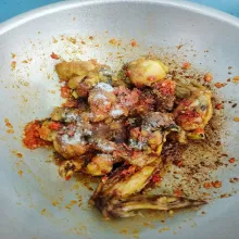Tambahkan garam, penyedap rasa, kecap, gula merah