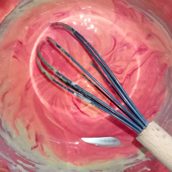 Campur semua bahan A menjadi satu kocok menggunakan balon whisk hingga tercampur rata tekstur adonan seperti pasta, tambahkan pasta strawberry.