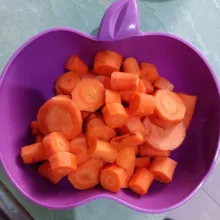 Siapkan wortel yang telah dipotong-potong.