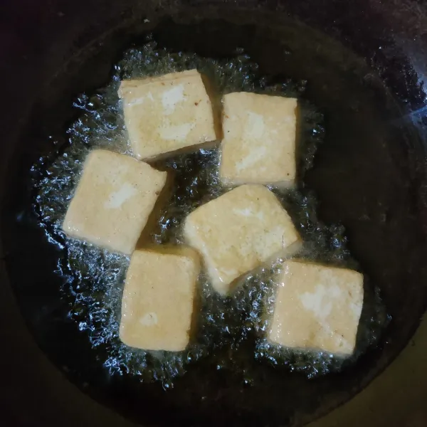 Goreng tahu hingga matang.