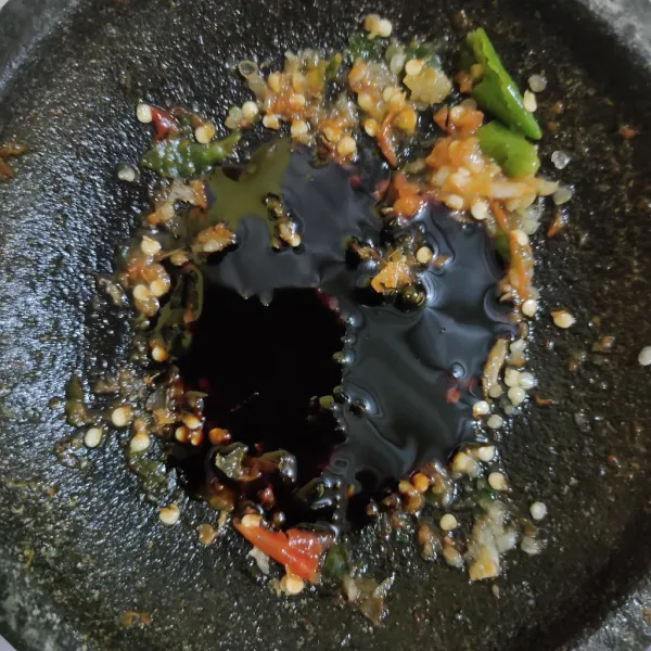 Masukkan kecap manis, aduk rata, tes rasa.