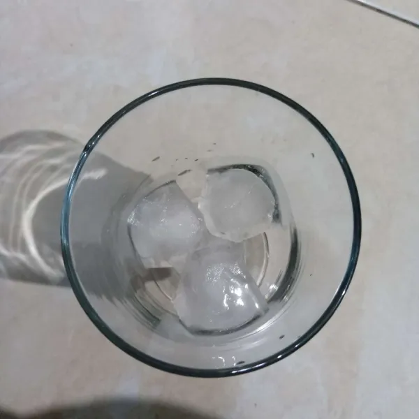 Siapkan gelas berisi es batu.