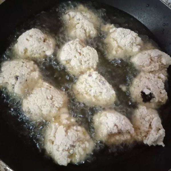 Ambil adonan pakai sendok lalu, goreng sampai matang.