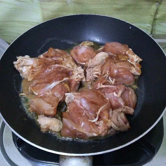 Panggang daging ayam yang sudah dimarinasi hingga semua sisi matang.