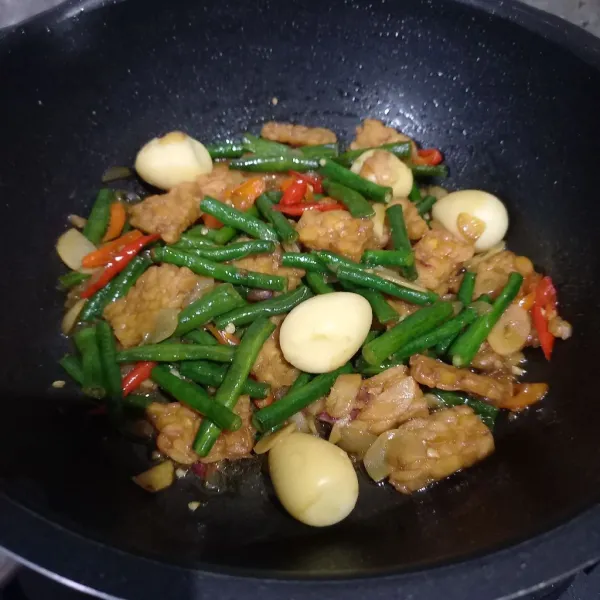Bumbui dengan garam, penyedap, saos tiram, dan kecap manis. Aduk dan cek rasa. Masak sampai kacang panjang matang.