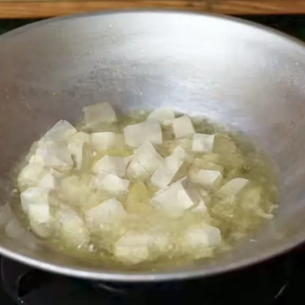 Goreng tahu sampai matang, sisihkan.