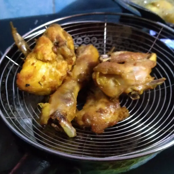 Lalu, goreng ayam sampai matang, jangan terlalu lama.