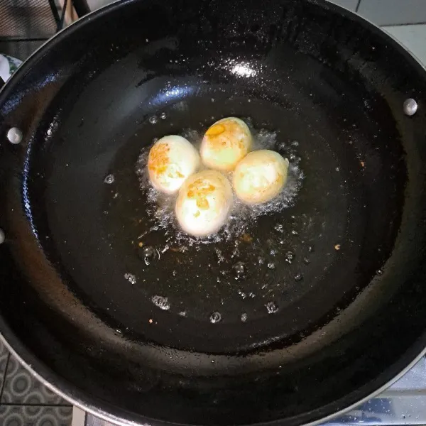 Goreng telur yang sudah di rebus.