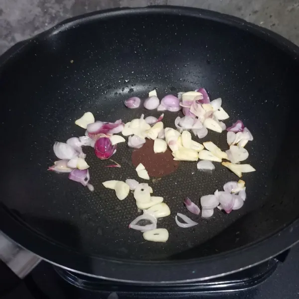 Tumis irisan bawang sampai harum.