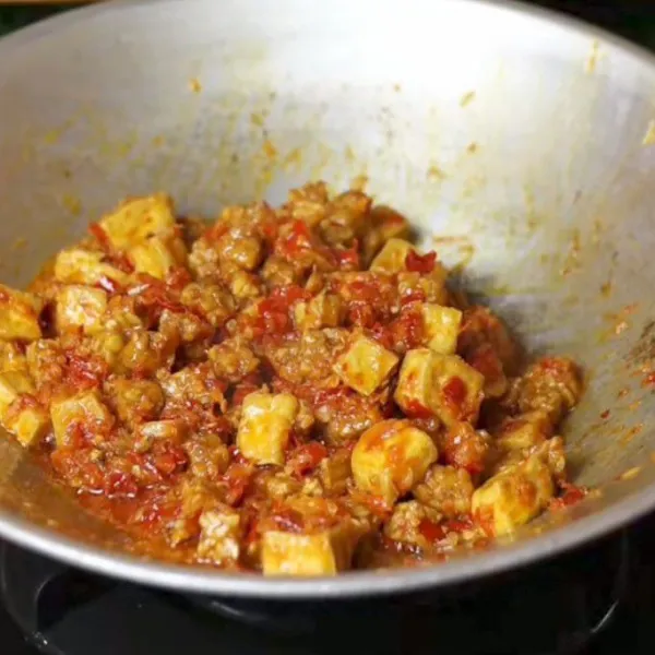 Masukkan tempe dan tahu, aduk rata, biarkan dingin.
