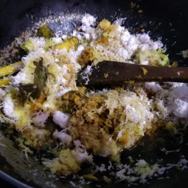 Kemudian haluskan ketumbar dan lengkuas, aduk dengan kelapa dan sisa air ungkepan. Masak sebentar sampai rata saja. Sisihkan.