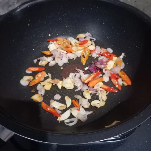 Masukkan irisan cabai dan tumis sampai layu.