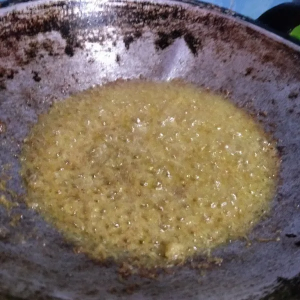 Lanjut goreng kelapa yang sudah dibumbui sampai kuning keemasan.