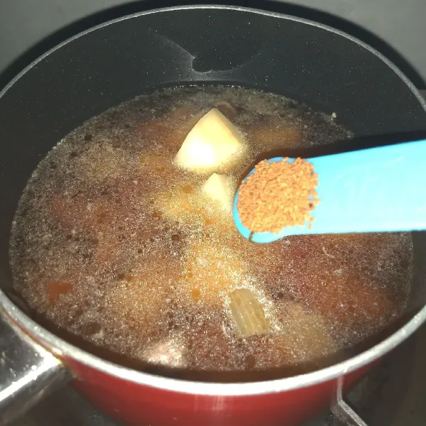 Tuang air masukkan kentang, bumbui shoyu, gula, dan dashi instan. Masak dengan api kecil.