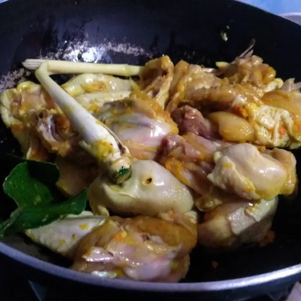 Ungkep ayam tanpa menambahkan air selama 10 menit. Angkat.