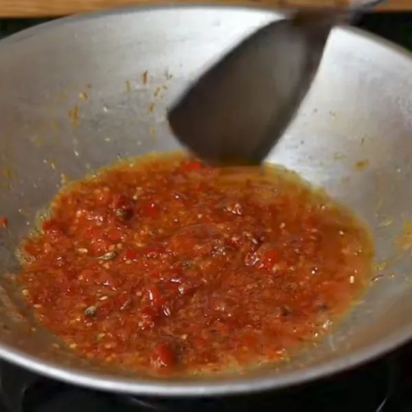 Tumis bumbu halus sampai matang.