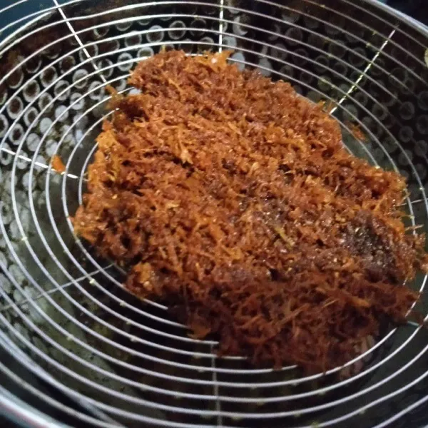 Setelah matang tiriskan minyaknya, taburi di atas ayam goreng.