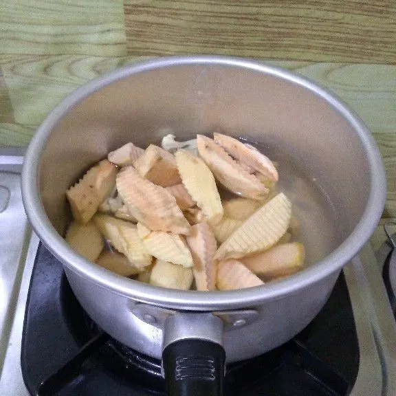 Rebus ubi atau kentang dan hingga empuk lalu angkat.