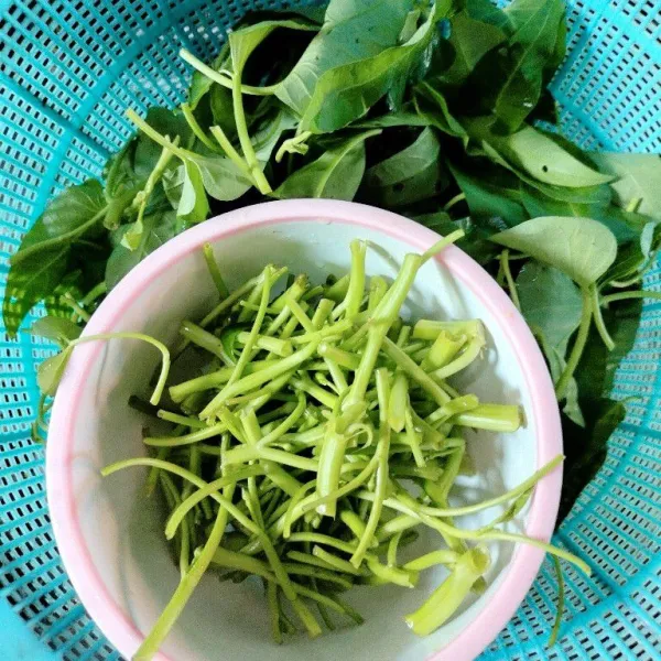 Cuci bersih kangkung, pisahkan batang dan daunnya.