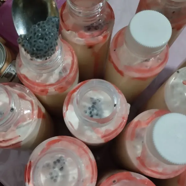 Masukkan selasih @ 1 sdt atau sesuai selera. Tutup botol lalu dilap bersih.